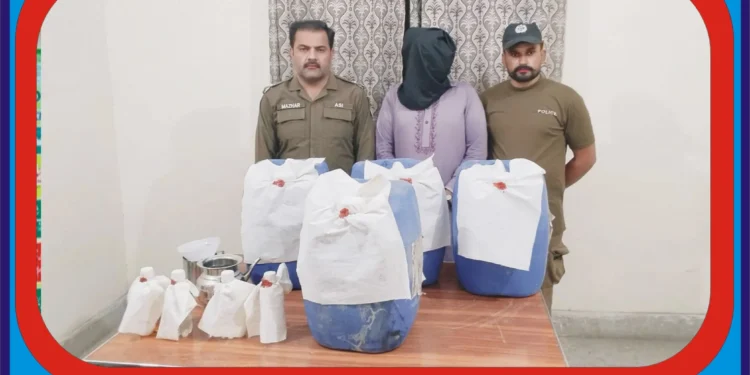 لَیّہ پولیس کی منشیات فروشوں کے خلاف بڑی کارروائی، 120 لیٹر شراب برآمد، ملزم گرفتار تھانہ کوٹ سلطان پولیس کا کریک ڈاؤن، بدنامِ زمانہ منشیات فروش یونس کے خلاف مقدمہ درج