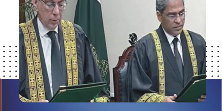 جسٹس منیب اختر نے قائم مقام چیف جسٹس آف پاکستان کے عہدے کا حلف اٹھا لیا سپریم کورٹ کراچی رجسٹری میں حلف برداری کی تقریب، اعلیٰ عدالتی شخصیات کی شرکت