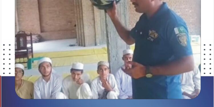 لَیَّہ: مدرسہ عثمان و علی میں ٹریفک آگاہی سیشن، جوینائل ڈرائیونگ پرمٹ اور روڈ سیفٹی سے متعلق رہنمائی