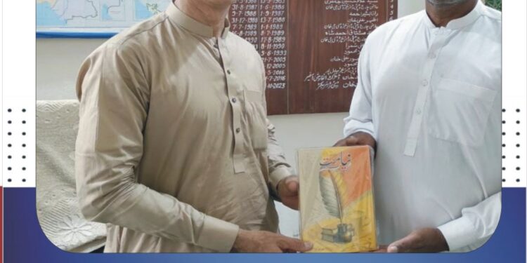 ڈپٹی ڈائریکٹر انفارمیشن لیہ سے شاعر عباس واصفی کی ملاقات، سرائیکی شاعری پر مبنی نئی کتاب پیش، شاعر اور مصنف معاشرے کا قیمتی اثاثہ ہیں، حکومت پنجاب ادب اور اہلِ قلم کی سرپرستی کے لیے عملی اقدامات کر رہی ہے، نثار احمد خان