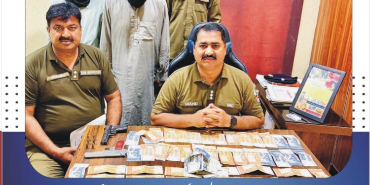 لیہ: تھانہ سٹی پولیس کی بڑی کارروائی، ڈکیت گینگ کا سرغنہ سمیت دو ملزمان گرفتار، 7 لاکھ روپے سے زائد مالِ مسروقہ برآمد ملزمان چوری اور ڈکیتی کے درجنوں مقدمات میں ملوث، شہریوں کو لوٹنے والوں سے کوئی رعایت نہیں برتی جائے گی، ایس ایچ او شاہد رضوان