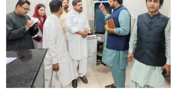ایڈیشنل ڈپٹی کمشنر اویس سرور چشتی کا ڈی ایچ کیو ہسپتال لیہ کا دورہ، مریضوں کو بہترین طبی سہولیات کی فراہمی کی ہدایت