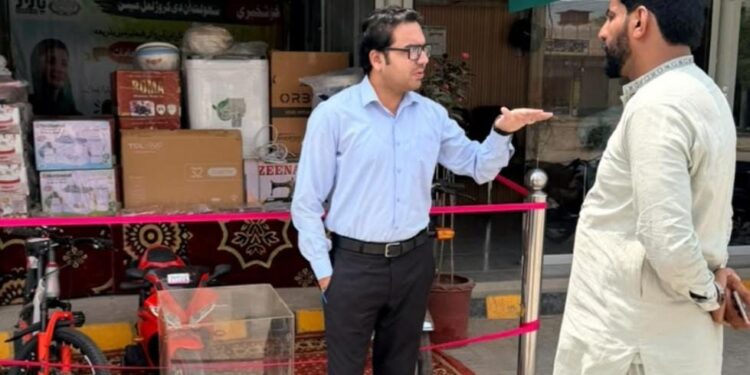 اسسٹنٹ کمشنر کروڑ اصغر علی چیمہ کا سہولت بازار کا دورہ، اشیائے ضروریہ کی قیمتوں اور معیار کا جائزہ