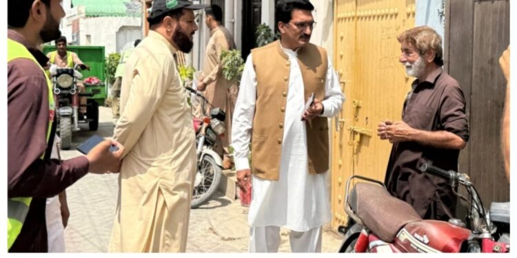 ایڈیشنل ڈپٹی کمشنر شبیر احمد ڈوگر کا محلہ منظور آباد کا دورہ، صفائی نظام مزید مؤثر بنانے کی ہدایت