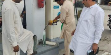 لیہ میں کم پیمائش پر کریک ڈاؤن، متعدد پٹرول پمپس کے پیمانے سیل، جرمانے عائد ڈسٹرکٹ آفیسر انڈسٹریز عاشق حسین احمدانی کا مختلف پٹرول پمپس کا معائنہ، صارفین کے حقوق کے تحفظ کے لیے سخت نگرانی جاری رکھنے کا اعلان