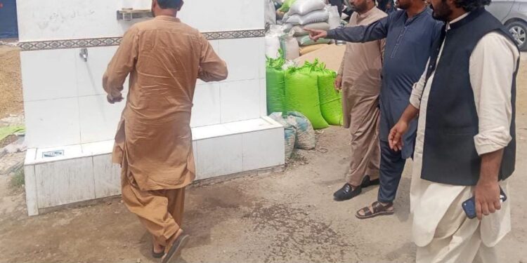 چوک اعظم: اسسٹنٹ کمشنر رانا زوہیب کریم کا واٹر فلٹریشن پلانٹ اور غلہ منڈی کا دورہ