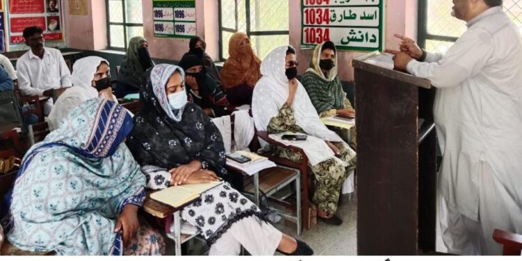 ڈی ای او مردانہ گل شیر کا پیما سکولز کے اساتذہ کی تربیتی ورکشاپ کا معائنہ، جدید تدریسی طریقوں پر زور