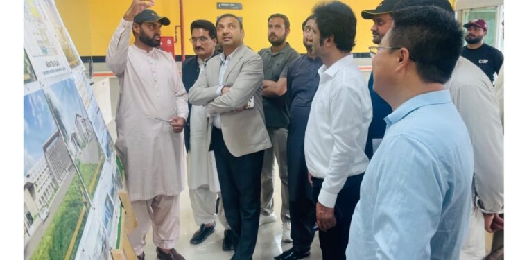 جنرل ہسپتال لیہ کی تکمیل کا عمل تیز، فنشنگ اور مشینری کی تنصیب آخری مراحل میں ڈپٹی کمشنر آصف علی ڈوگر کا ہسپتال کا دورہ، مختلف وارڈز کا معائنہ، معیار پر سمجھوتہ نہ کرنے کی ہدایت