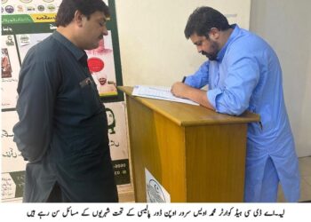 لیہ کی عارفہ مریم نے ڈیرہ غازی خان بورڈ میں انٹرمیڈیٹ کی پہلی پوزیشن حاصل کرلی 1200 میں سے 1164 نمبر، پری میڈیکل گروپ طالبات میں بھی اول؛ ڈپٹی کمشنر آصف علی ڈوگر کی عارفہ مریم، والدین اور اساتذہ کو مبارکباد