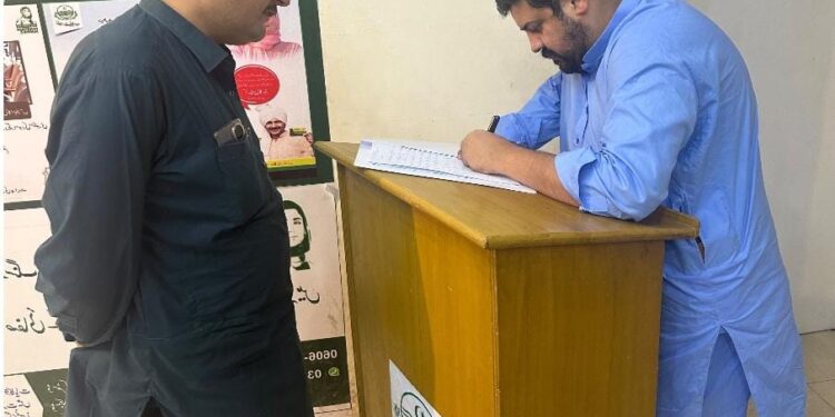 لیہ کی عارفہ مریم نے ڈیرہ غازی خان بورڈ میں انٹرمیڈیٹ کی پہلی پوزیشن حاصل کرلی 1200 میں سے 1164 نمبر، پری میڈیکل گروپ طالبات میں بھی اول؛ ڈپٹی کمشنر آصف علی ڈوگر کی عارفہ مریم، والدین اور اساتذہ کو مبارکباد