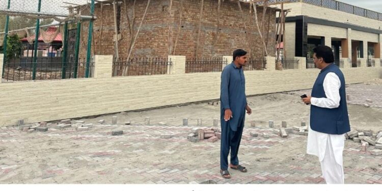لیہ میں صفائی ستھرائی کی صورتحال، کچرے دان کے باہر گندگی کے ڈھیر، شہریوں کے لیے مشکلات لیہ: کچرے دان کے باہر گندگی کے ڈھیر، صفائی کے انتظامات پر سوالات اٹھنے لگے