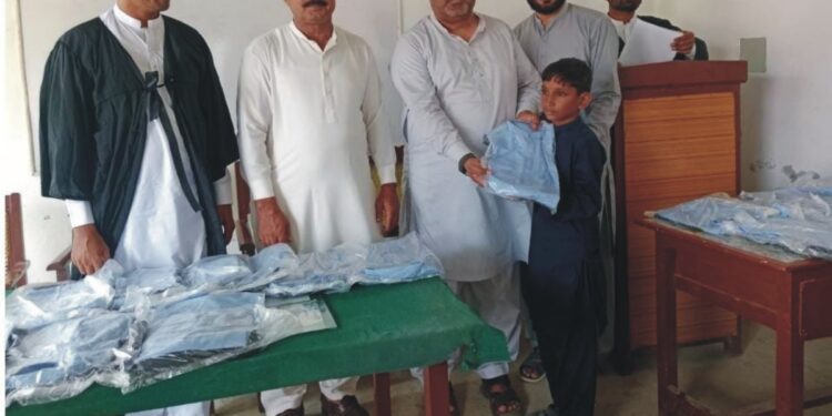 لیہ: ڈی ای او گل شیر کے مختلف سکولوں کے دورے، اساتذہ کو سو فیصد حاضری اور معیار تعلیم بہتر بنانے کی ہدایت تعمیراتی کام 10 اکتوبر تک مکمل کرنے کا حکم، چک نمبر 115 بی ٹی ڈی اے سکول میں نمایاں کارکردگی والے طلبہ میں یونیفارمز تقسیم