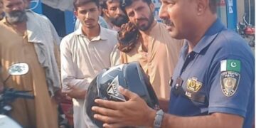 لیہ: ٹریفک پولیس کا ورکرز کو روڈ سیفٹی اور ٹریفک قوانین بارے آگاہی لیکچر
