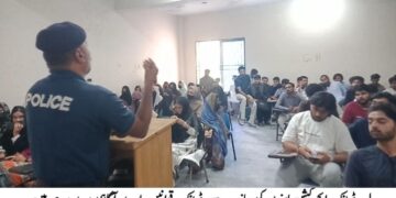 لیہ: طلبہ و طالبات کو ٹریفک قوانین اور روڈ سیفٹی سے متعلق آگاہی دی گئی ہیلمٹ کا استعمال، ڈرائیونگ لائسنس، اوور سپیڈ اور ون ویلنگ سے اجتناب پر خصوصی بریفنگ