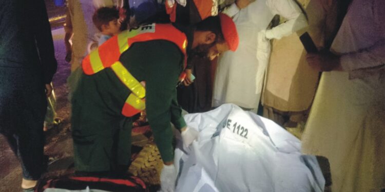 موٹر سائیکل کی ٹکر سے ایک شخص جاں بحق، نوجوان زخمی