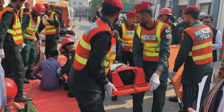 لیہ: ڈی ایچ کیو ہسپتال کے گائنی وارڈ میں ریسکیو 1122 کی موک ایکسرسائز