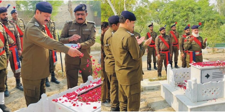 لیہ پولیس کی جانب سے ہیڈ کانسٹیبل عبد الستار شہید اور پولیس رضاکار عبد الغفار شہید کو خراجِ عقیدت، برسی کے موقع پر پولیس دستے کی سلامی
